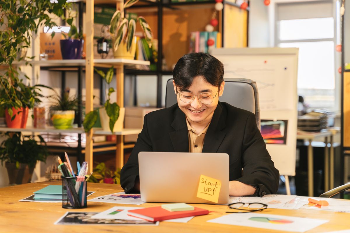 A YR advisor reviewing a client's finances on a laptop